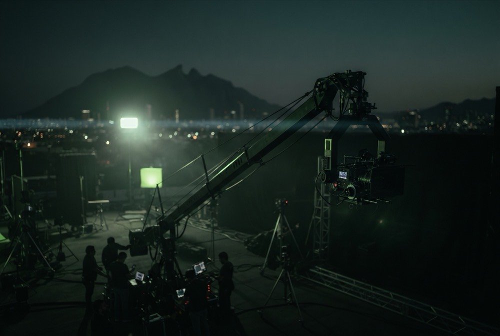 Grúa de cámara en un set nocturno con el Cerro de la Silla al fondo