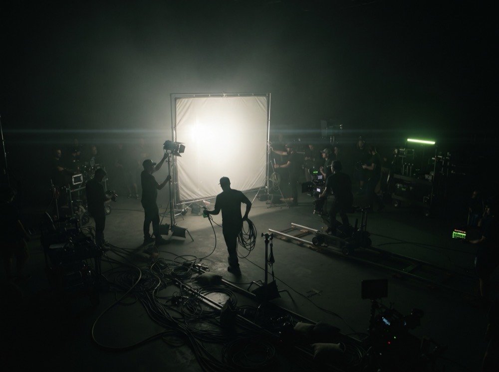 Set de campaña audiovisual con frame de difusión y equipo completo